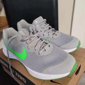 Brand new Nike shoes size 6 big boy